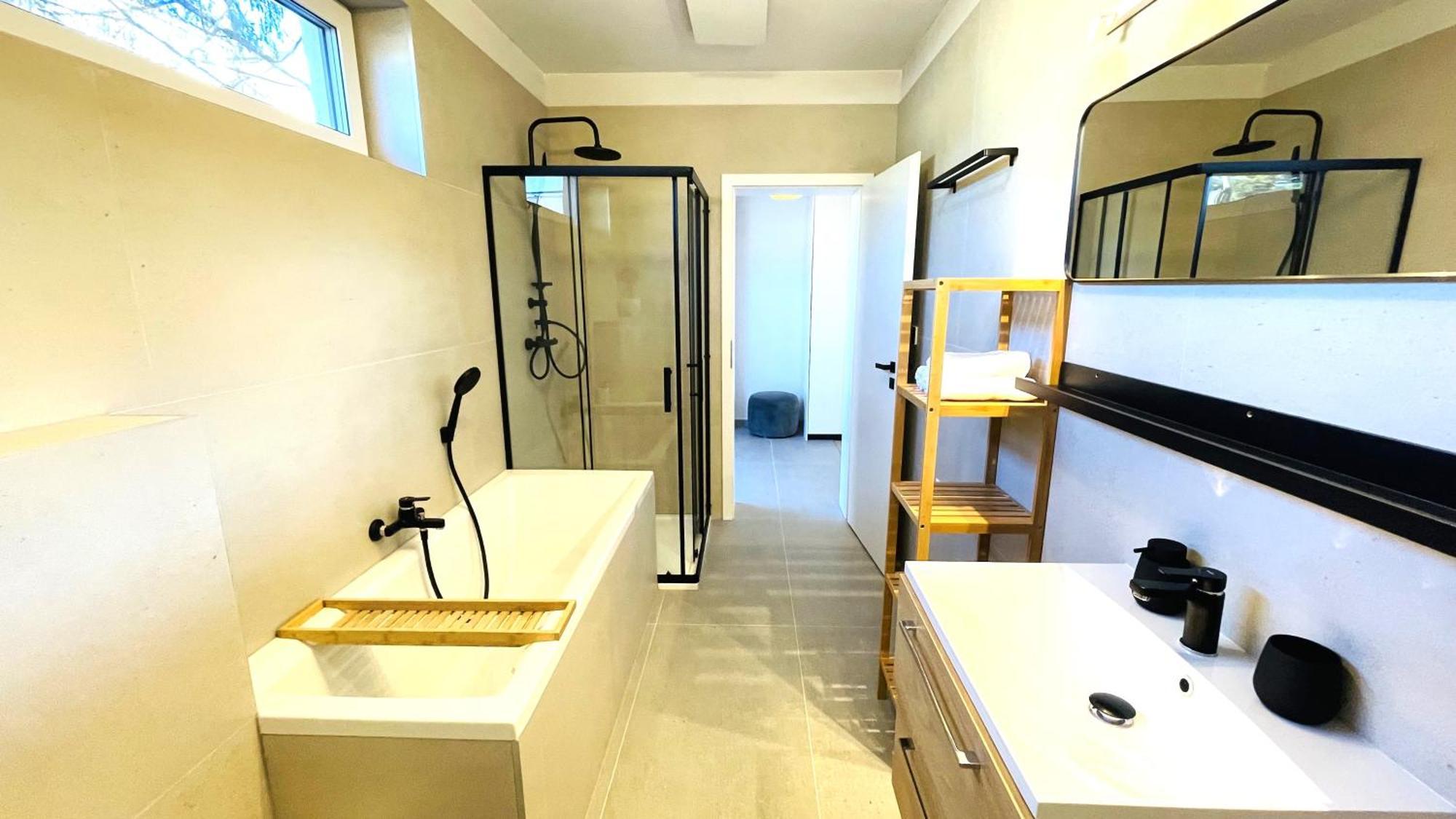 House Flow, 3 Room, Free 2 Parking ブラチスラヴァ エクステリア 写真