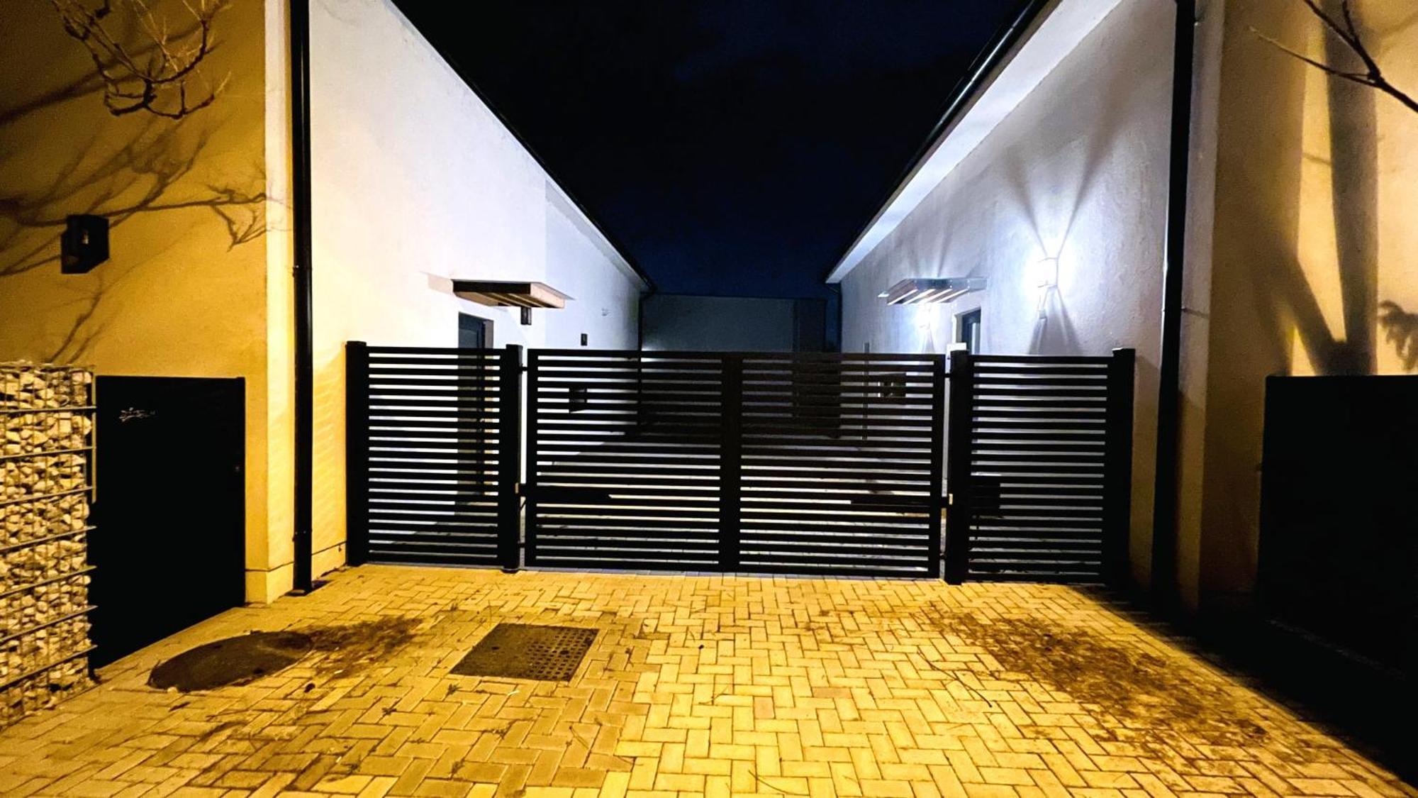 House Flow, 3 Room, Free 2 Parking ブラチスラヴァ エクステリア 写真
